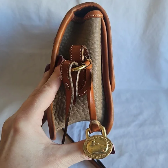 Vintage Dooney & Bourke Classic Tan and Brown Leather Crossbody Bag - Picture 5 of 13
